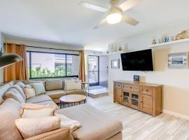 Solana Beach Condo with 4 Pools and Beach Access!，位于索拉纳海滩的酒店