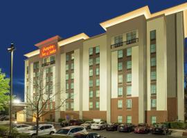 Hampton Inn & Suites Charlotte Arrowood Rd，位于夏洛特Arrowood的酒店