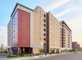 Hampton Inn & Suites by Hilton Quebec City Levis，位于莱维斯的酒店