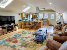 Romantic, Cozy Loft with Yard, 5 Miles to Clemson