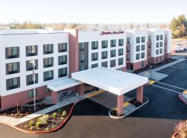 Hampton Inn & Suites Santa Rosa Sonoma Wine Country，位于圣罗莎威尔斯法戈艺术中心附近的酒店