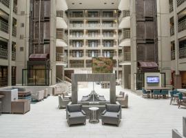 Embassy Suites by Hilton Chicago Schaumburg Woodfield，位于绍姆堡乔治·克莱森馆附近的酒店