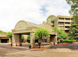 DoubleTree by Hilton Atlanta Windy Hill Ballpark，位于亚特兰大的酒店