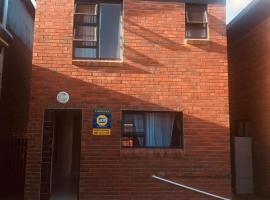 Luxury Suites at The Square Duplex Townhouse，位于Springfield的酒店