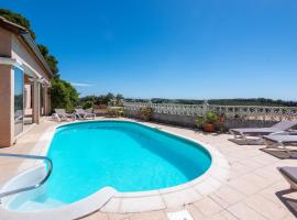 Maison avec piscine et belle vue，位于莱德农的度假屋