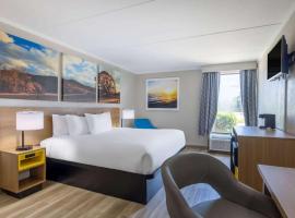 Days Inn & Suites by Wyndham Fort Bragg/Cross Creek Mall，位于费耶特维尔Simmons Army Airfield - FBG附近的酒店