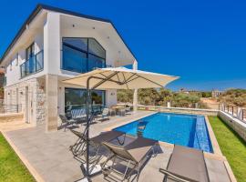 Luxury Sea View Villa w Pool By The Sea in Antalya，位于代姆雷的酒店