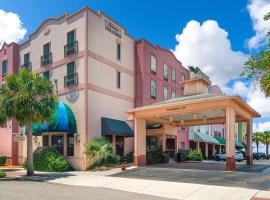 Hampton Inn & Suites Amelia Island-Historic Harbor Front，位于费南迪纳比奇的酒店