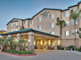 圣迭戈德尔马希尔顿惠庭套房酒店，位于圣地亚哥多利松高尔夫球场附近的酒店