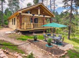 Private Hot Tub and Pond Conifer Log Cabin，位于Conifer的酒店