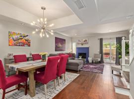 Resort Style Living In Phoenix's Most Exclusive Gated Community!，位于凤凰城的酒店