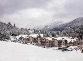 传奇酒店，位于惠斯勒山峰之间滑雪缆车附近的酒店