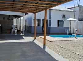 Casa com piscina e espaço gourmet a 30m da praia!，位于阿尔科巴萨的酒店
