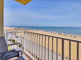 Inviting Virginia Beach Condo with Community Pool，位于弗吉尼亚海滩的酒店