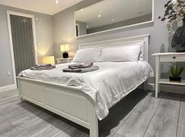 Modern Luxury Private Detached 1 Double Bedroom Studio Apartment - Super Fast Wifi，位于卢顿的豪华酒店