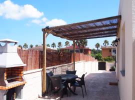 Casa en l'Ampolla, patio y bbq, cerca de la playa.，位于安波拉的宠物友好酒店