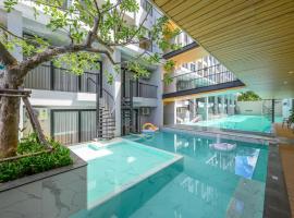 Tour De Phuket Hotel - SHA Plus，位于他朗的酒店