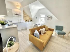 Stunning Beachside Luxury Porthcawl 1 bedroom Apt, Parking, Prime Location，位于波斯考尔的酒店