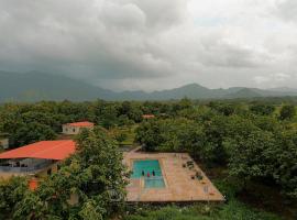 Teak Resort Karjat，位于卡尔贾特的酒店