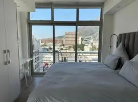 Studio corner unit in the heart of CBD