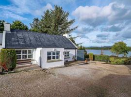 Traditional Cottage with Private Hot Tub in the Heart of Donegal，位于莱特肯尼的度假屋