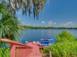 Ocklawaha Lake House with Private Hot Tub and Views!，位于Ocklawaha杜松泉游乐区附近的酒店