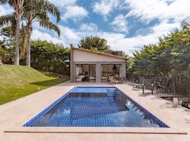 Juiz de Fora, casa linda com piscina, sauna e lareira，位于尤西德福拉的度假屋