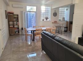 grand appartement avec jardin, en cœur de ville，位于卡斯泰勒雅卢的酒店