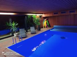 Park Villa Ferienwohnung mit Pool und 3 Schlafzimmer，位于于尔岑的酒店