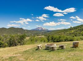 Scenic Mount Sopris View Historic Alpine Cabin!，位于格伦伍德温泉的酒店