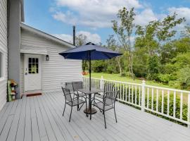 Pennington Home with Deck about 9 Mi to Princeton!，位于Pennington的酒店