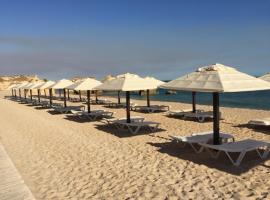 T1 - Praia da Rocha - com Vistas de Mar e Terra&ccedil;o，位于波尔蒂芒的酒店