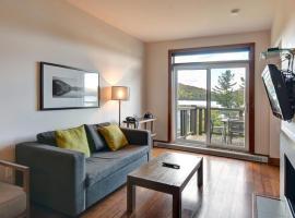 Deluxe Suite - View on Lake & 6 Min from Tremblant Versant Nord，位于苏必利尔湖特莱姆布兰特山国家公园附近的酒店