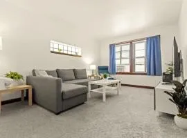 Cozy 1-bedroom apartment with free parking