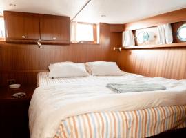 Hébergement insolite en demi-pension et excursion en bateau，位于布齐盖的船屋