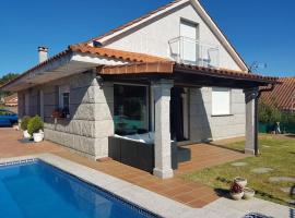 Chalet con piscina en O Rosal，位于Rosal的度假屋