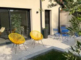 Villa Gaïa - 2 suites lits King size et salles de bain privatives - parking privé - 10 minutes Eurexpo - Aéroport - Groupama Stadium