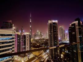 Luxury Studios with Burj Khalifa or Canal View in Downtown - Marquise Square Tower，位于迪拜马拉西海运站附近的酒店