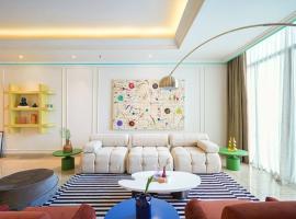 Sonar Paraiso: A Dreamy Apartment in Jakarta，位于茉莉芬的宠物友好酒店