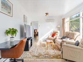 Sunny Beach Holiday Home 80，位于Kingston Beach的酒店