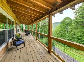 Cullowhee Cabin with Hot Tub, 3 Mi to Lake Glenville，位于Glenville的酒店