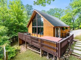 Quaint Loft Cabin w Hot Tub, FirePit, Deck & Grill，位于Hedgesville的酒店