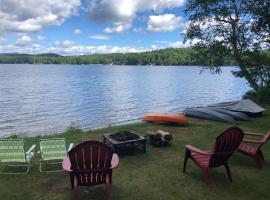 Little Loon Cottage and Beach on Webster Lake，位于Franklin的酒店