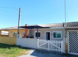 Excelente casa na praia em Matinhos PR. 600 metros da praia.，位于马蒂尼奥斯的度假屋