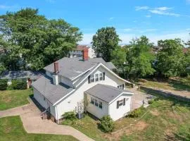 Beach house - 3BR Beach Gem - 30ft to Sand & Walk to Amusement Park