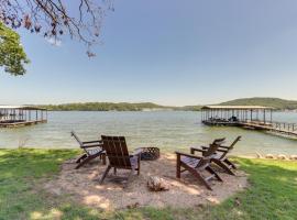 Dock and Hot Tub Lakefront Camdenton Haven!，位于卡姆登顿的酒店