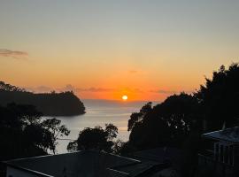 Funky Beach House with sea and country views，位于奥雷瓦的酒店