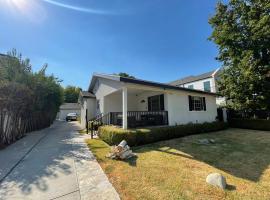 Charming Bright Traditional Home in Sherman Oaks，位于谢尔曼·奥克斯的酒店