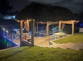 Heated pool, Family Fun, Tiki Bar, kayak, 3bd 2ba，位于珊瑚角的度假屋