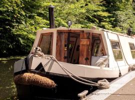 SNUG 30ft NARROWBOAT WITH FIREPLACE，位于Bishopbriggs的船屋